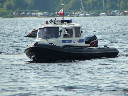 Policjanci uratowali windsurfera, któremu złamał się maszt