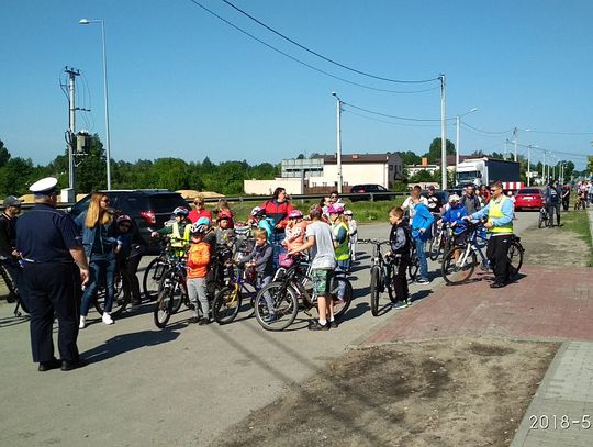 Policjanci z drogówki mówili rowerzystom jak świecić przykładem