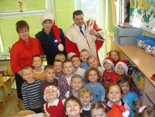 Policjanci z prezentami