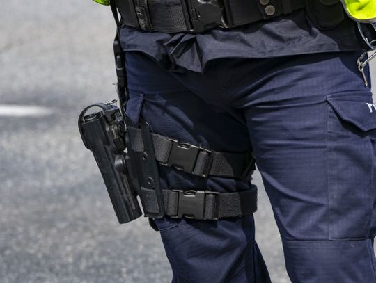 Policjant miał zatrzymać złodzieja. Podejrzany odjechał z jego bronią