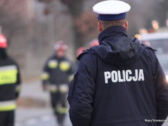 Policjant sprawdzi po oczach, czy należy się mandat