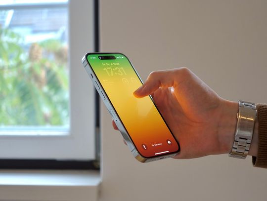 Ponad 77 proc. Polaków w przerwie reklamowej przegląda treści w komórce