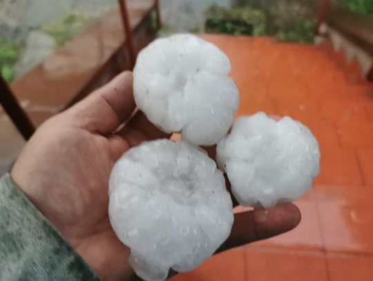 Potężne gradobicie nad Tomaszowem - aktualizujemy na bieżąco 