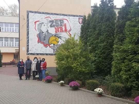 Powiatowe Centrum Animacji Społecznej złożyło kwiaty w miejscach pamięci w powiecie tomaszowskim