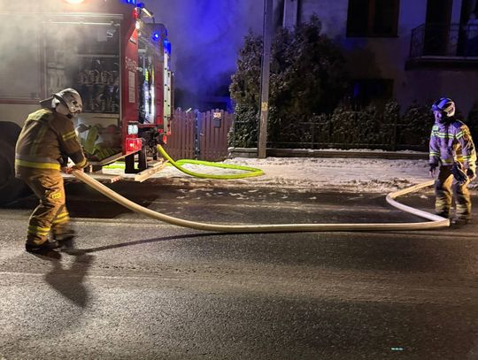 Pożar budynku mieszkalnego w Ujeździe – nocna akcja OSP Ujazd i PSP Tomaszów Mazowiecki