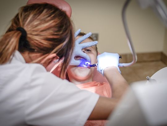 Prawie co piąty Polak leczy zęby tylko na NFZ. Głównie to pacjenci z najmniejszych miejscowości [BADANIE]