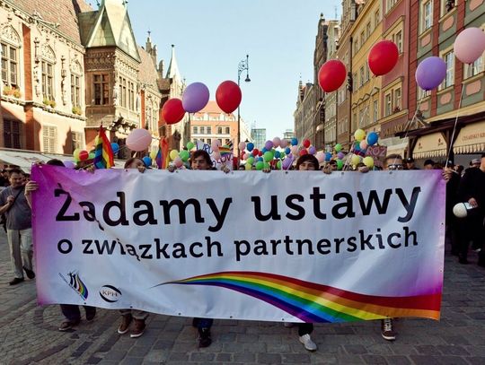 Prawie dwie trzecie Polaków chce wprowadzenia związków partnerskich