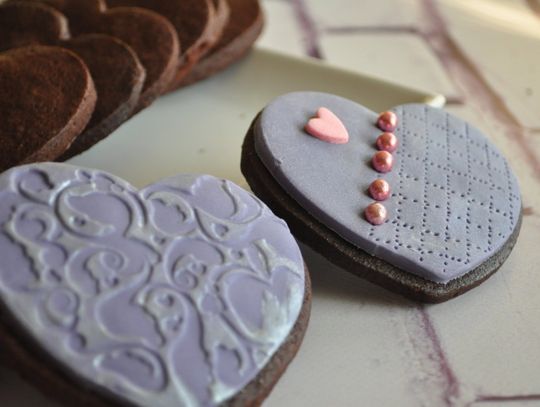Prezenty od serca - ciasteczka kakaowe w wersji walentynkowej
