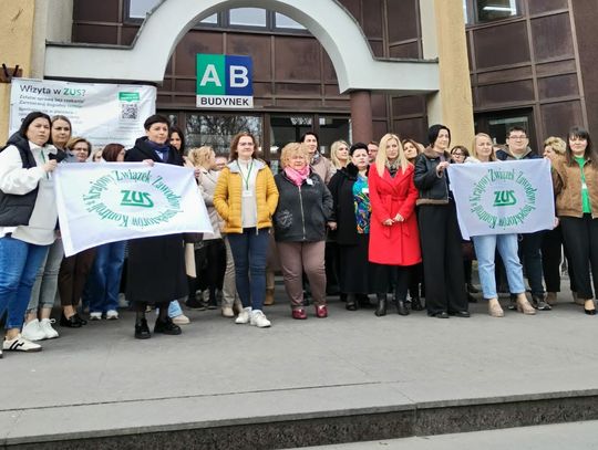 Protest w ZUS także w Tomaszowie. Urzędnicy wyszli przed budynek, część spędziła noc w centrali