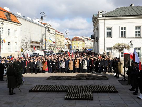 Przed Pałacem Prezydenckim Apel Pamięci w 12. rocznicę katastrofy smoleńskiej