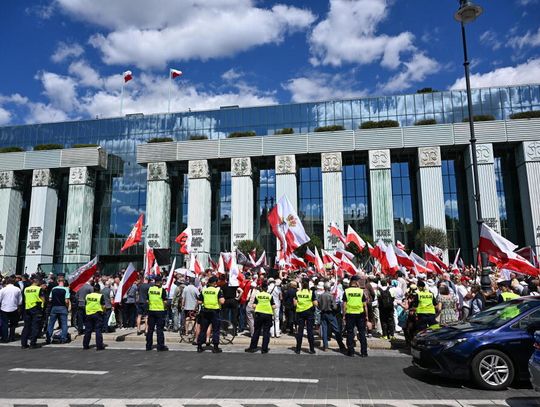 Przed Sądem Najwyższym demonstrują zwolennicy Nawrockiego oraz KOD