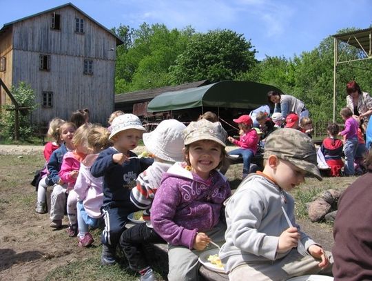 Przedszkolaki malują Skansen