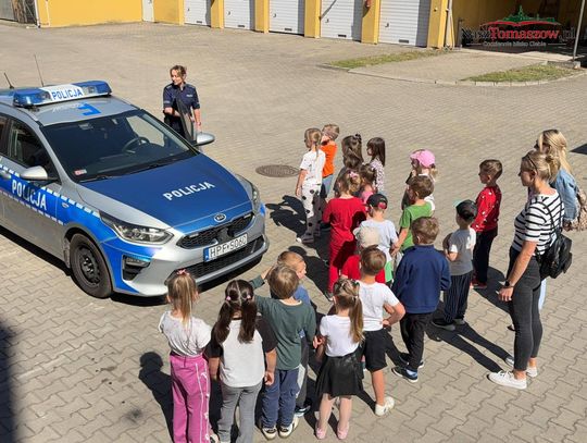 Przedszkolaki z „Piątki” odwiedziły tomaszowską komendę. Radiowóz, sprzęt i ważna lekcja bezpieczeństwa