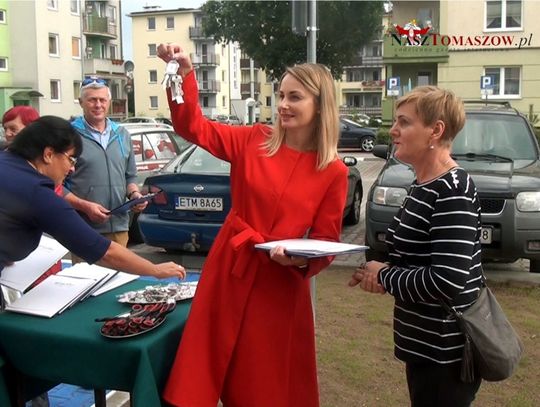 Przekazanie kluczy lokatorom. 10 mieszkań w nowym bloku przy ulicy Stolarskiej 33