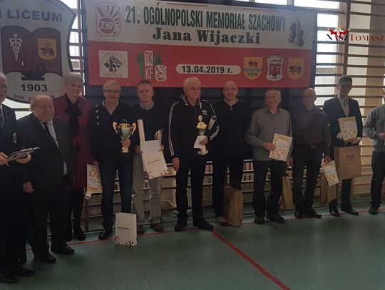 Przestawiali pionki i figury