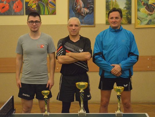 Przy stołach w Święto niepodległości