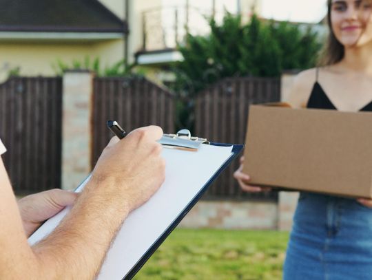 Przygotowanie paczek do bezpiecznej dostawy z Polonez America