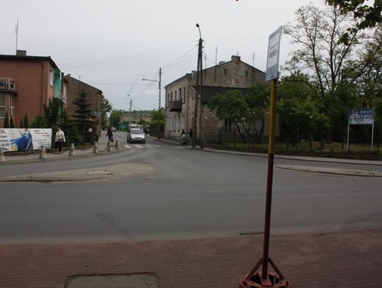 Przystanek autobusowy na skrzyżowaniu