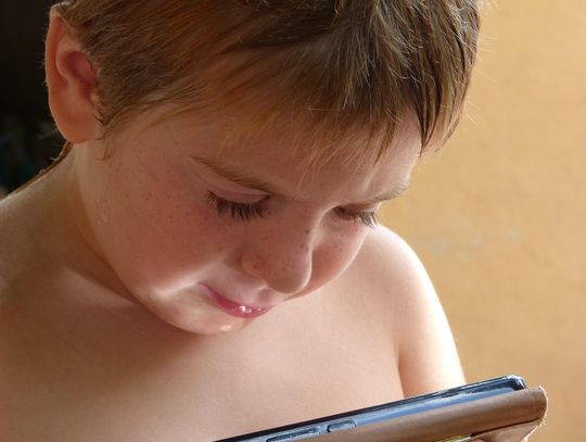 Psycholog w Dniu Bezpiecznego Internetu: smartfon szkodzi rozwojowi dziecka