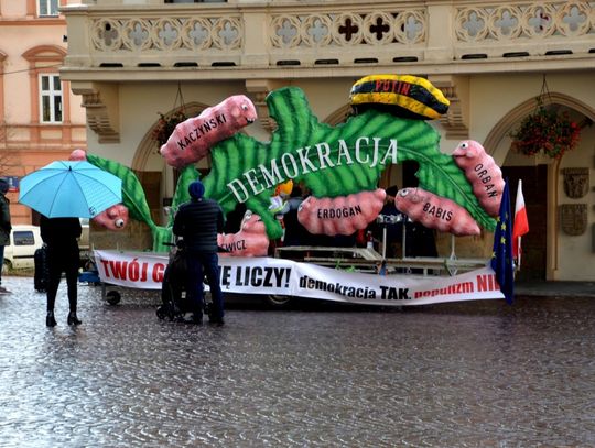 Pupuliści niczym gąsienice