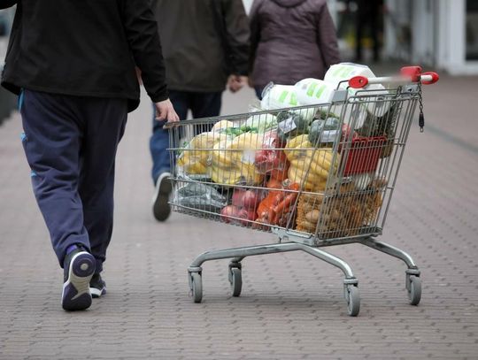 Raport: Polacy częściej kupują w dyskontach, ale są mniej lojalni wobec nich