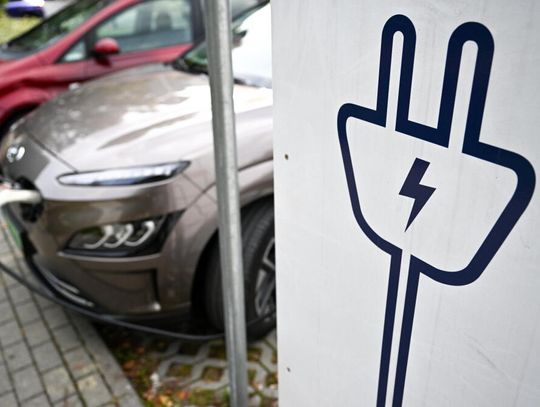 Raport: za trzy lata co szósty nowo rejestrowany w Polsce samochód będzie elektryczny