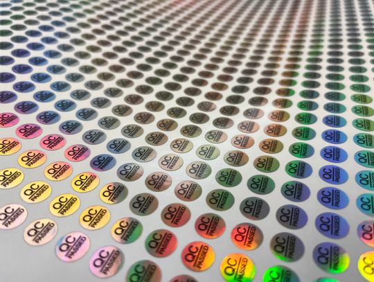 Rodzaje naklejek reklamowych – Kompletny przewodnik