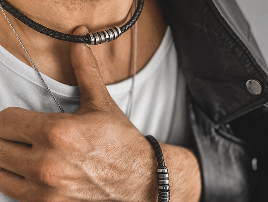Rzemień na Topie: Stylowe Męskie Naszyjniki, które Dodadzą Ci Pewności Siebie