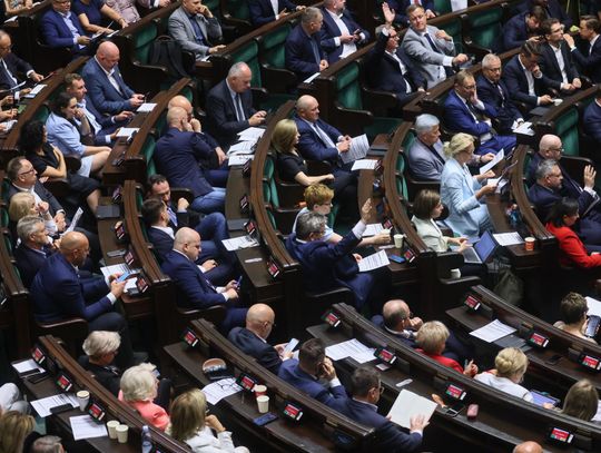 Sejm uchwalił nowelizację ustawy w sprawie "renty wdowiej" w rządowym kształcie