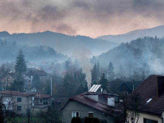 Skąd zanieczyszczenia powietrza? Sporo pyłu niesie dym z domów