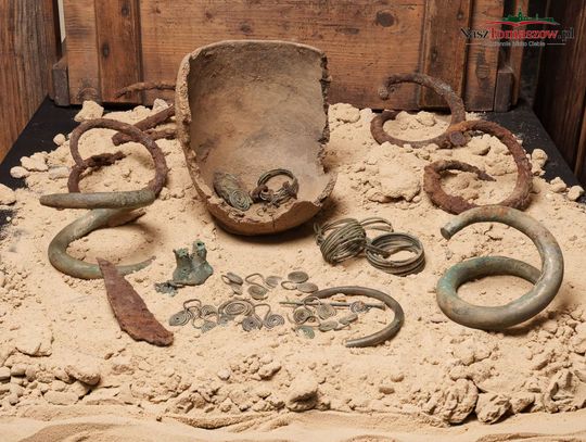 Skarb sprzed 2,5 tysiąca lat ze Spały trafił do muzeum. Archeolodzy: takiego odkrycia w regionie jeszcze nie było