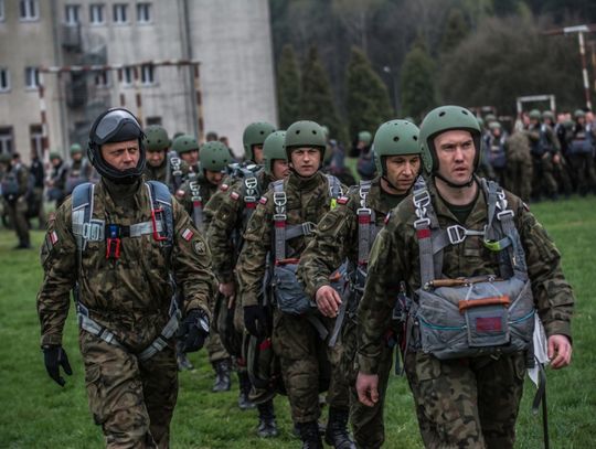 Skoki spadochronowe żołnierzy 25BKPow.