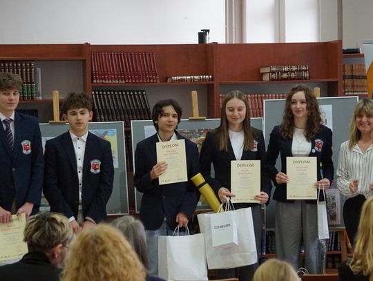 „Śladami dawnych zawodów”. Finał jubileuszowej edycji konkursu w tomaszowskiej bibliotece