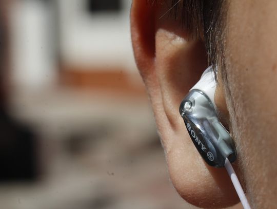 Słuch u osób starszych – jak o niego zadbać?