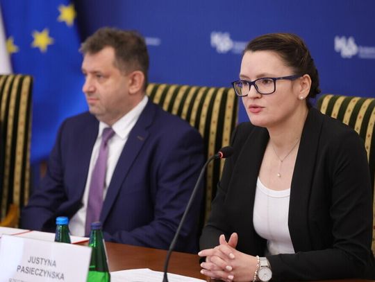 Służby rozbiły gang, który wyłudził 212 mln zł VAT, zarzuty mają 52 osoby Służby rozbiły gang, który wyłudził 212 mln zł VAT, zarzuty mają 52 osoby