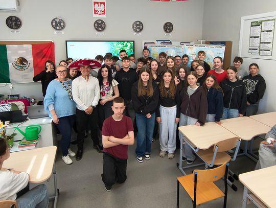 SP nr 6 zaprasza w podróż bez wyjazdu. „Dookoła świata” w szkolnym wydaniu