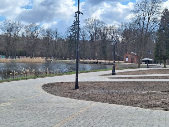 Spała: betonowe alejki wokół stawu — czas zatrzymać bezrefleksyjne brukowanie