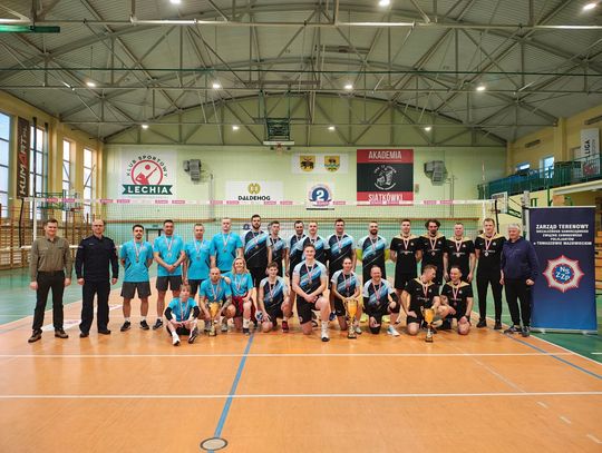 Sportowe emocje w Tomaszowie Mazowieckim. Policjanci wygrali Turniej Siatkówki o Puchar Komendanta