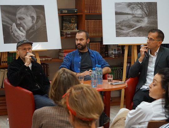 Spotkanie autorskie w MBP Tomaszów. Piotr Żyłka i Maciej Grzybowski: rozmowa o empatii, odpowiedzialności i widzeniu człowieka
