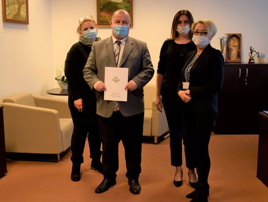 Starosta złamał kręgosłupy związkowcom