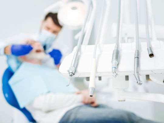 Stomatolog a ortodonta. Czym różni się praca obu specjalistów?