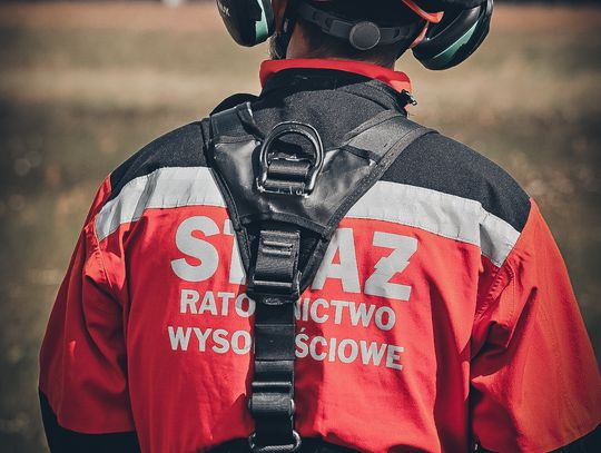 Strażacy PSP i żołnierze 7 Dywizjonu Lotniczego trenują ratownictwo w Nowym Glinniku