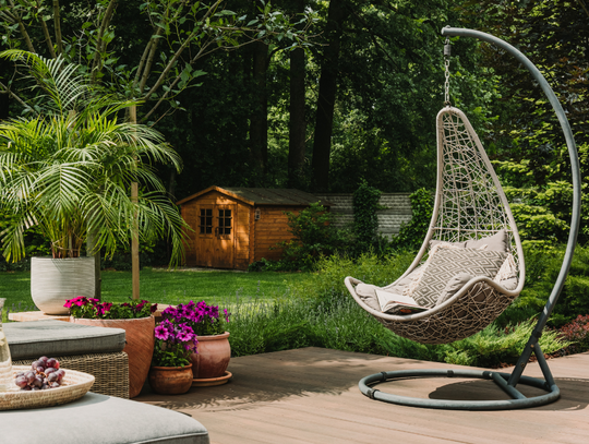 Strefa relaksu w ogrodzie – postaw na kokon ogrodowy