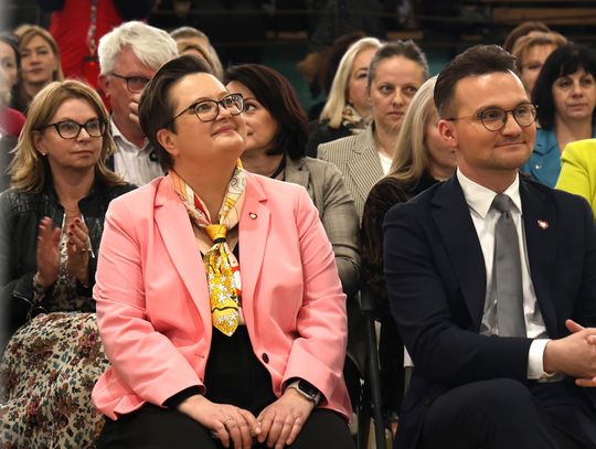 Szkoła wolna od polityki? Na papierze tak. W praktyce – scena dla polityków