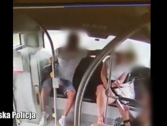 Szokujące sceny w miejskim autobusie. Policja publikuje nagranie