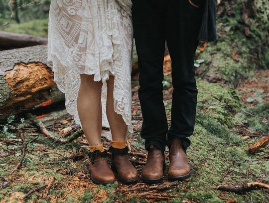 Sztyblety damskie w stylu boho – jak je nosić z sukienkami i spódnicami?