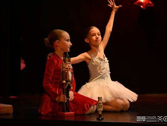 Tańczyli zainspirowani „Dziadkiem do Orzechów”. Zimowy spektakl w MCK „Tkacz” oczarował publiczność