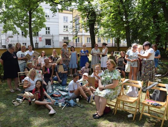 „Tkanie na kolanie” – rękodzieło, które łączy pokolenia w Tomaszowie Mazowieckim