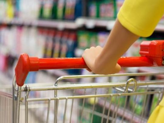 Tłok w sklepie, kolejki i błędne oznakowanie cen – najbardziej irytujące dla polskich konsumentów