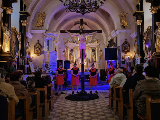 To będzie wieczór pełen skupienia, emocji i głębokiego przeżycia.